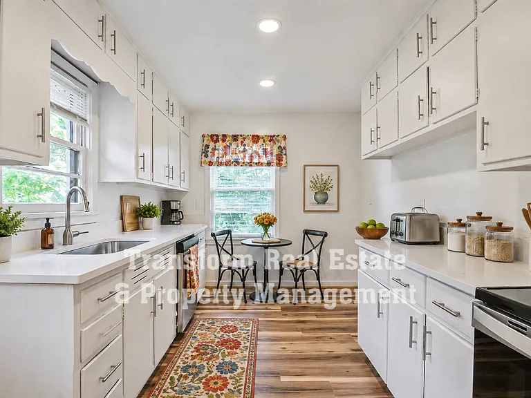 252 Westwood Dr — Photo 2