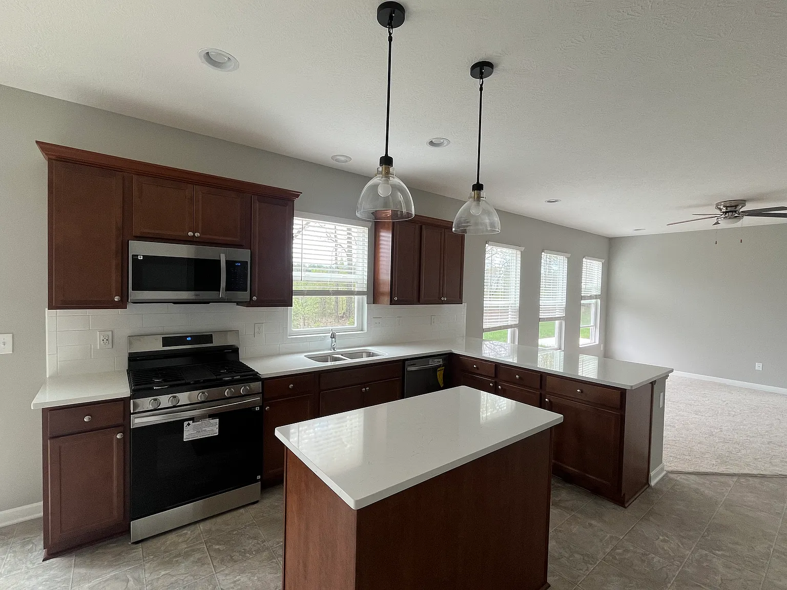 3 bed, 2.5 bath, 2032 sqft, $3,020 — Photo 2