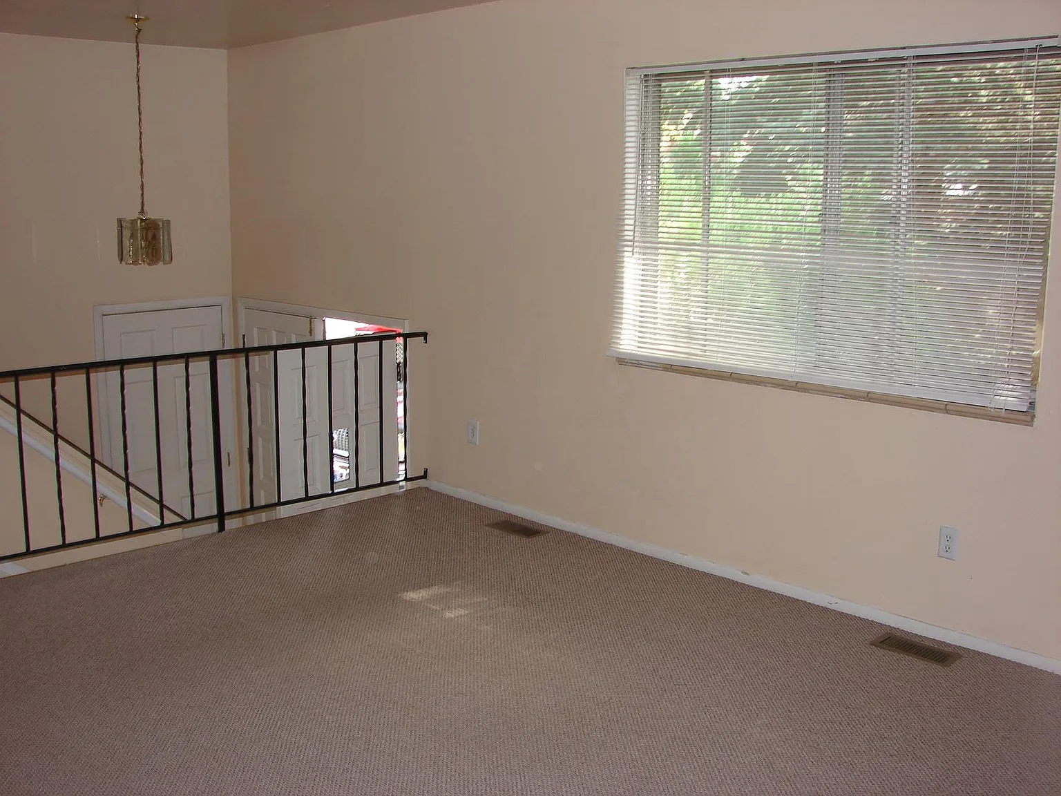 3 bed, 2000 sqft, $2,200 — Photo 3