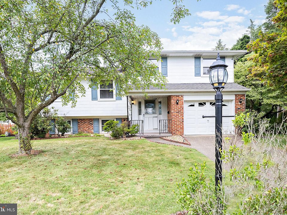 1st image of 14 Oak Dr