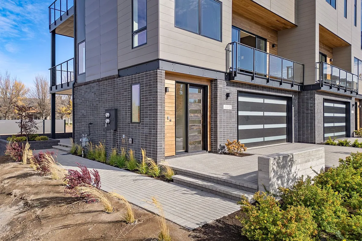 Building Photo - 211 SW Log Ct
