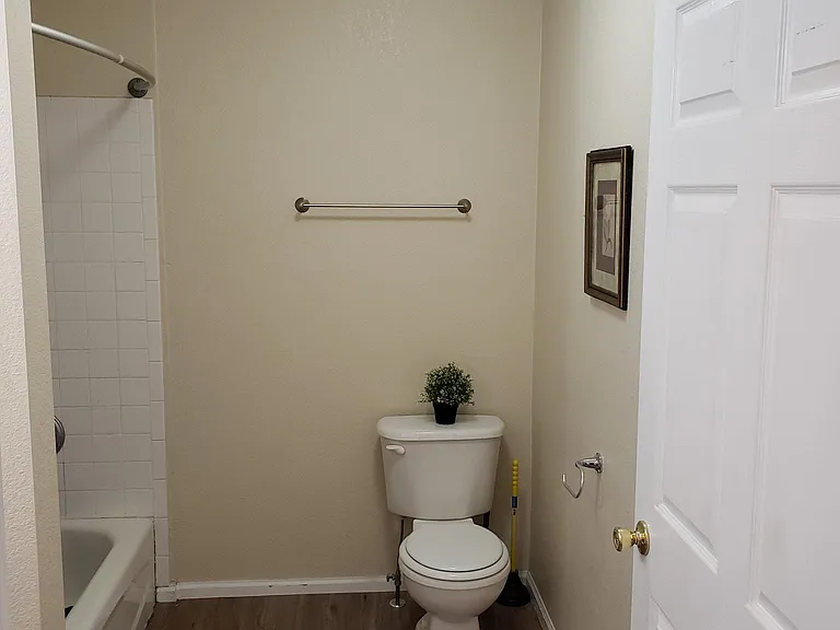 1758 Eagle St #F — Photo 29