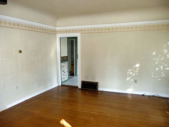 4th image of 204 Pleasant St
