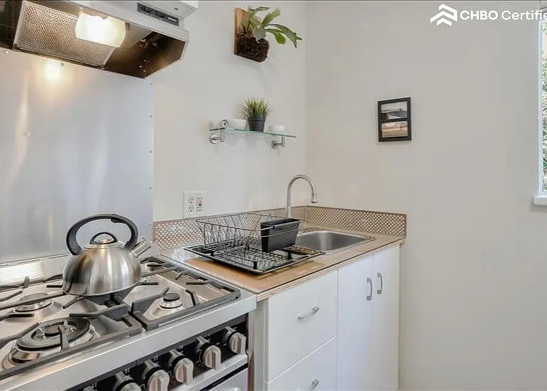 556 Vermont St — Photo 5