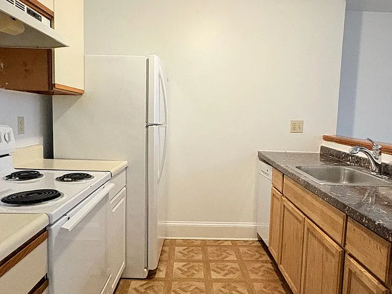 112 E. Preston St — Photo 17
