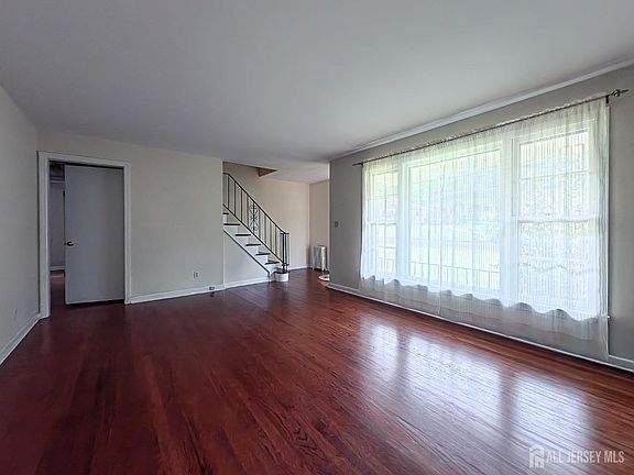 3rd image of 196 Normandy Rd