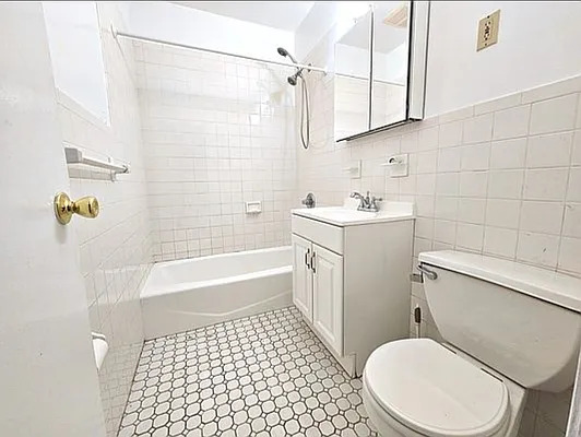 Bathroom, photo 1