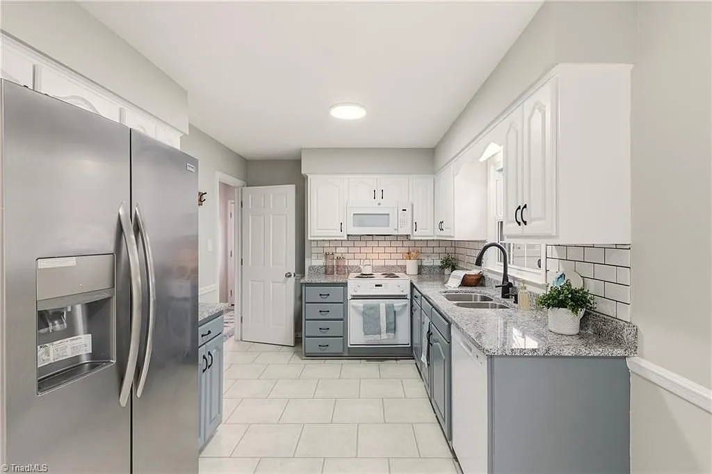 4 bed, 1985 sqft, $2,800 — Photo 4