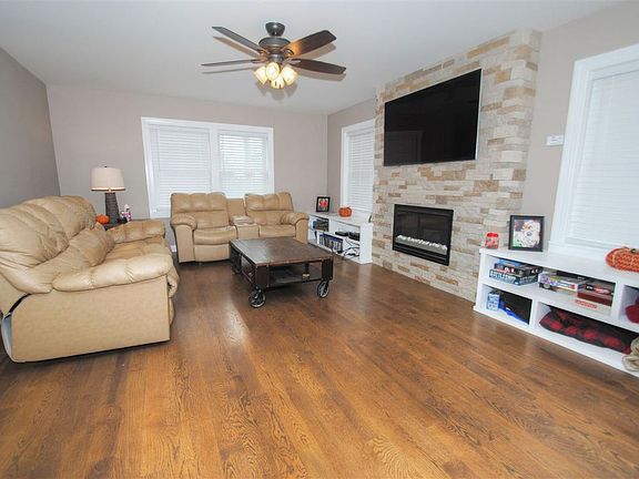 5th image of 7051 Curtis Ave