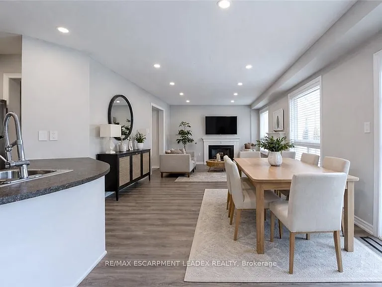 7 Hollinrake Ave — Photo 5