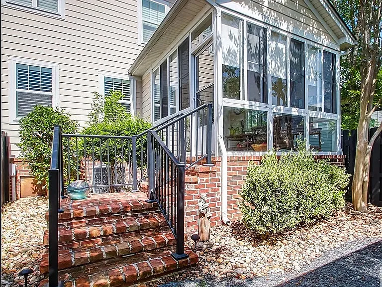 220 Village Grn — Photo 8