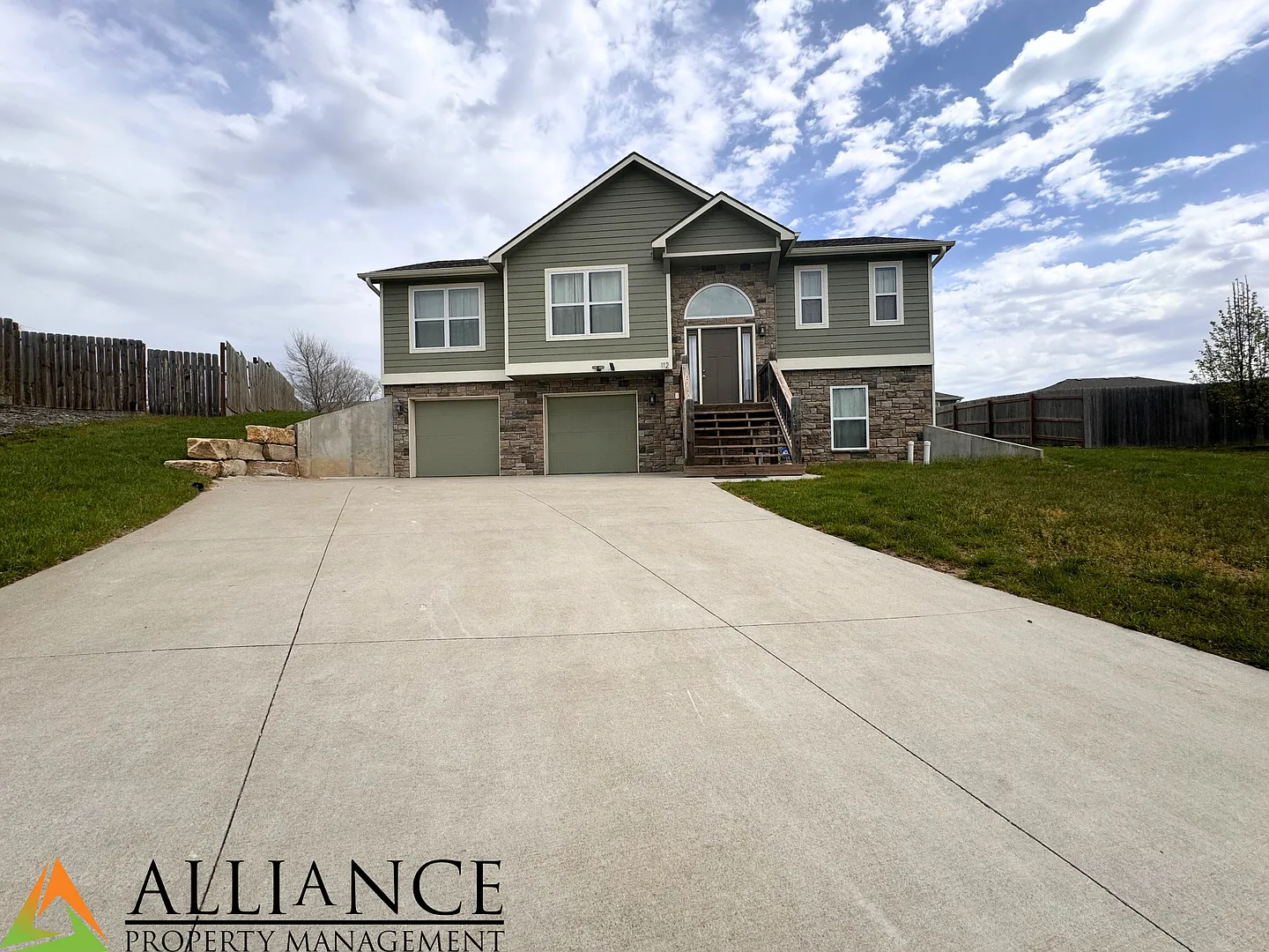 Newly Painted! Beautiful Home in Rock Creek School District! — Photo 2