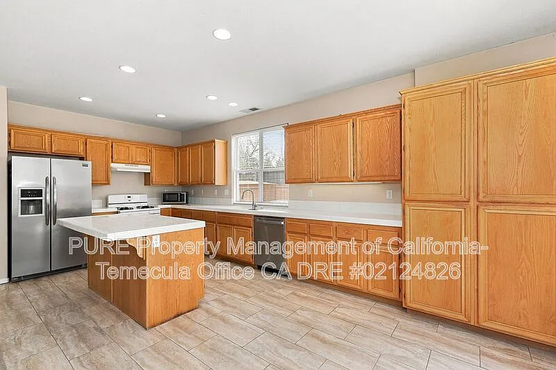 3 bed, 2.5 bath, 2180 sqft, $3,095 — Photo 3