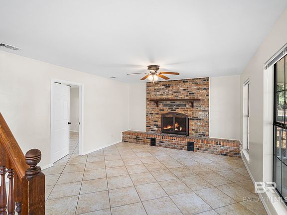 3rd image of 122 Lancaster Way