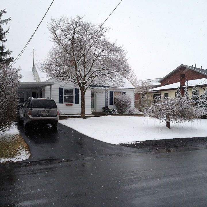 1st image of 218 W Aaron Dr