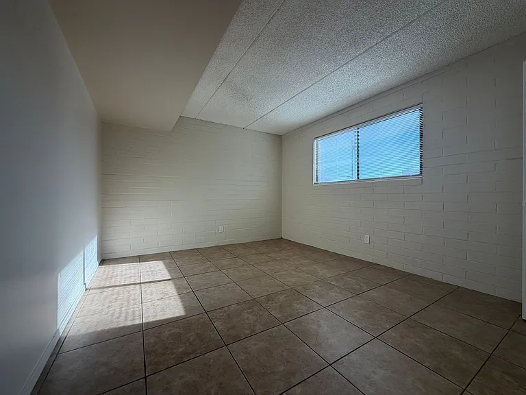 809 E Vogel Ave — Photo 12