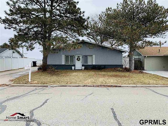2nd image of 402 W Lakeshore Dr