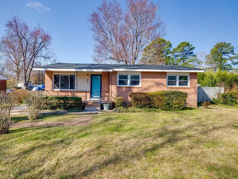 904 Beverly Dr — Photo 1