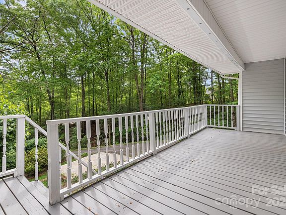 5th image of 7 Park Knoll Dr