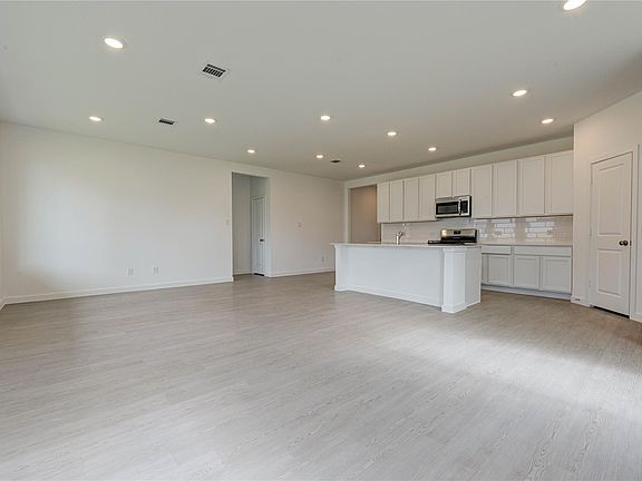 5th image of 400 Robin St