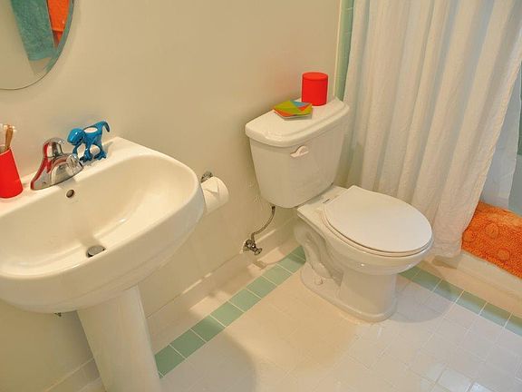 4th image of 2429 N Beachwood Dr