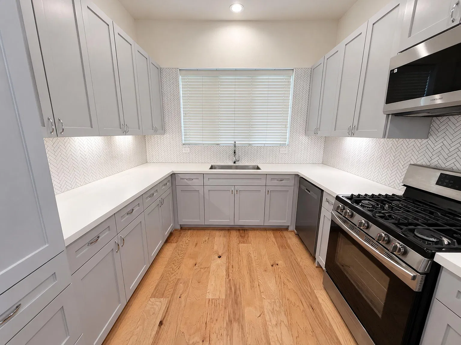 3 bed, 3.0 bath, 1861 sqft, $2,295 — Photo 4