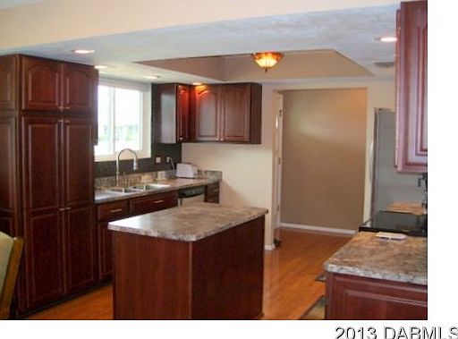 3rd image of 25 Sea Harbor Dr W
