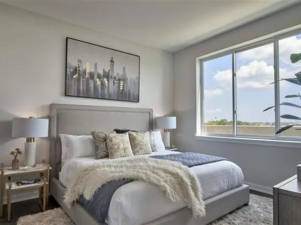 250 Avenue East image 5 of 17