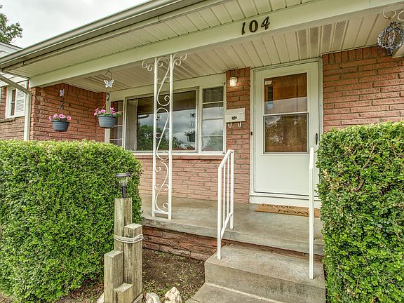 3rd image of 104 W Davis Ave