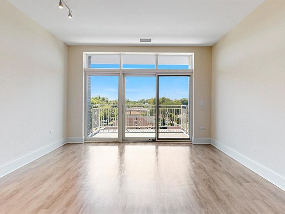 5th image of 4758 N Laramie Ave #201