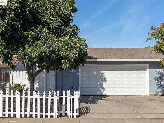 2nd image of 2208 Banyan Way