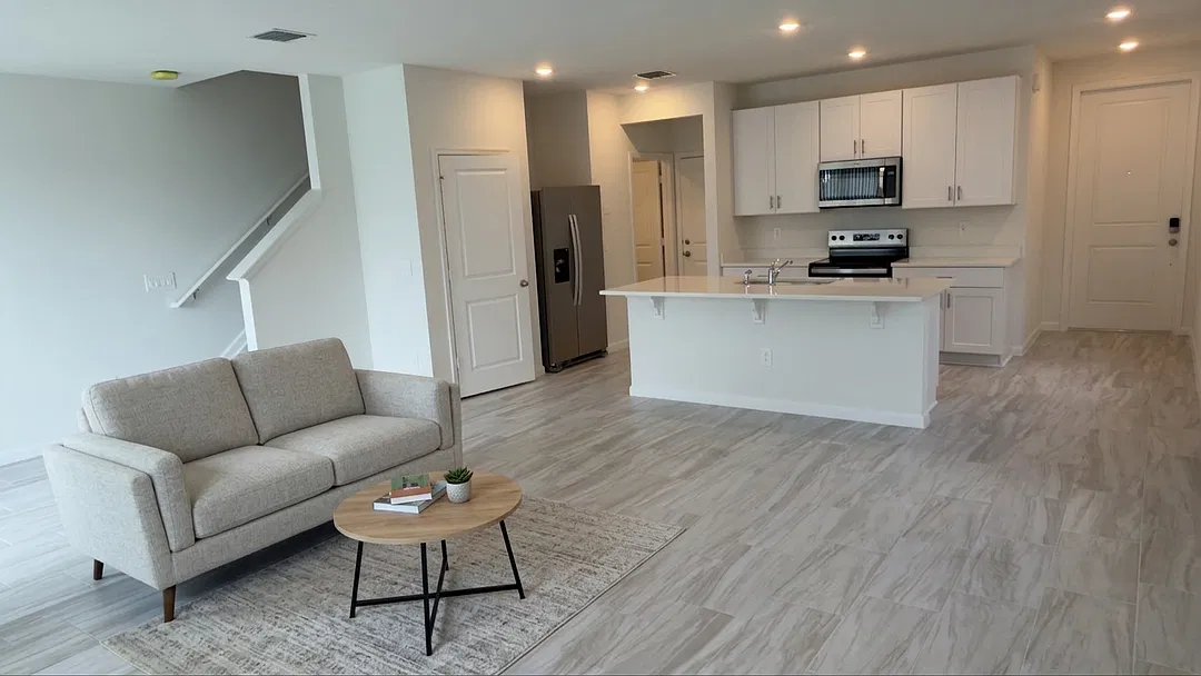 568 Salisbury Cir — Photo 2
