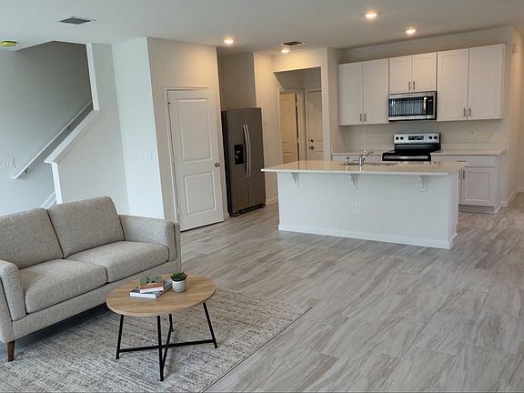 3rd image of 568 Salisbury Cir