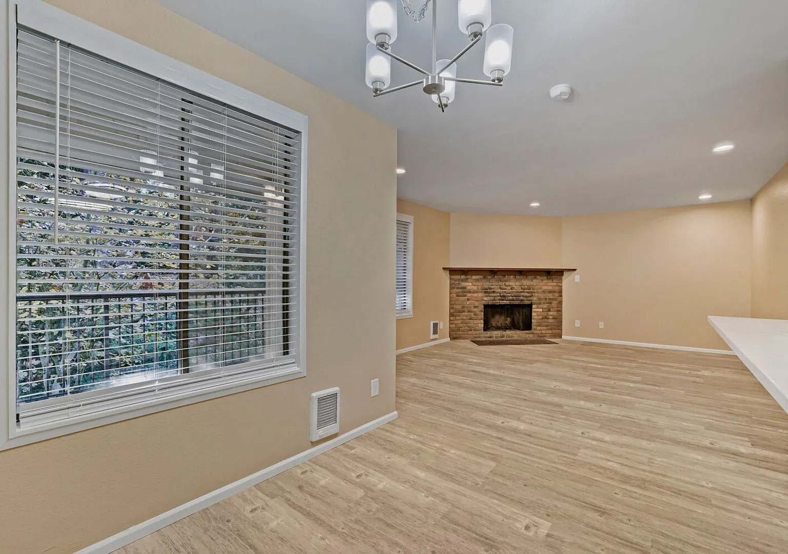 Spacious 3 Bed 2 Bath Kirkland Condo w/ Community Pool and Sauna! — Photo 3