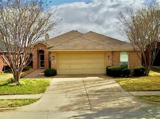 902 High Creek Dr, Euless, TX 76040