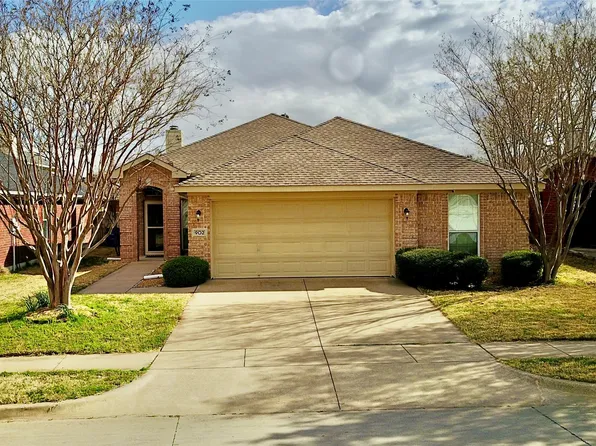 902 High Creek Dr, Euless, TX 76040