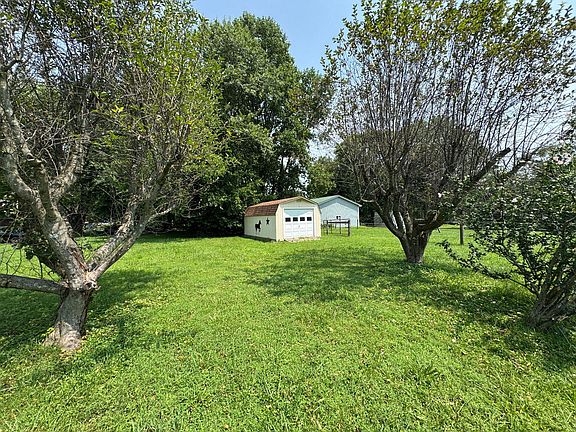 4th image of 2401 Edwards Ln