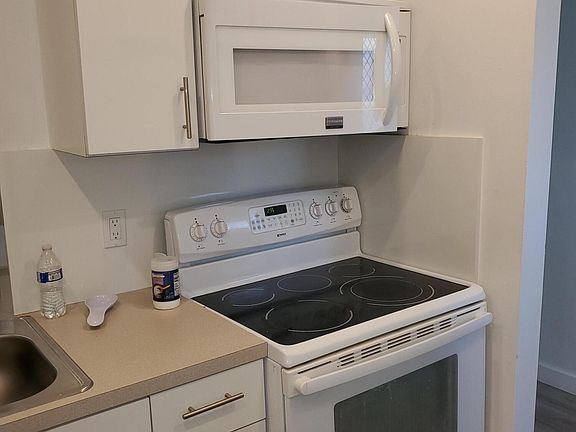 5th image of 2213 NE 1st Court #102