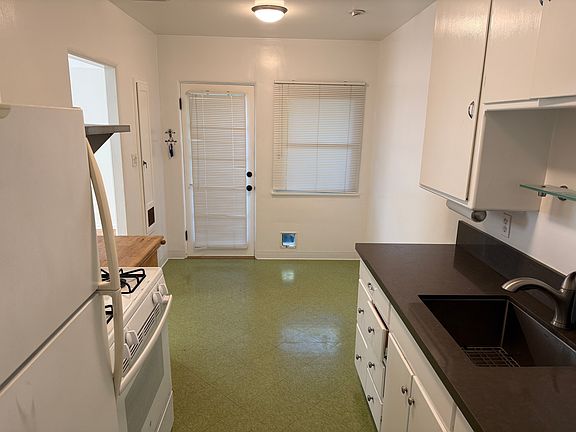 3rd image of 1453 Centinela Ave #C
