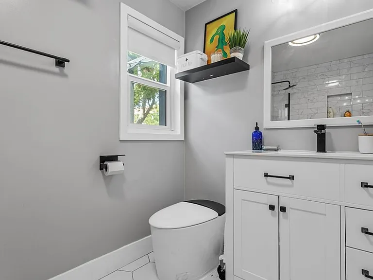 334 W Valencia Ave — Photo 9