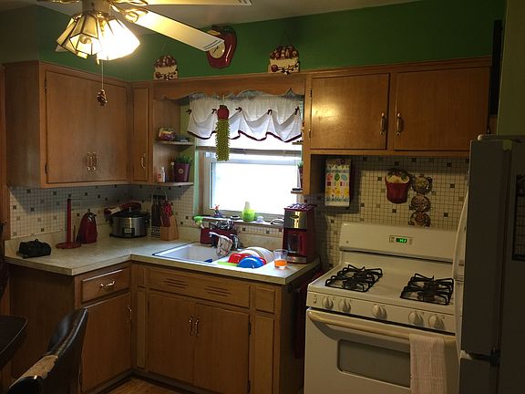 3rd image of 255 Buckthorn Ln