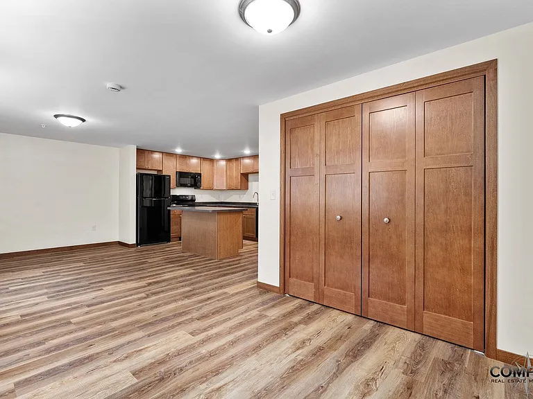 610 Gray St Apartments — Photo 9