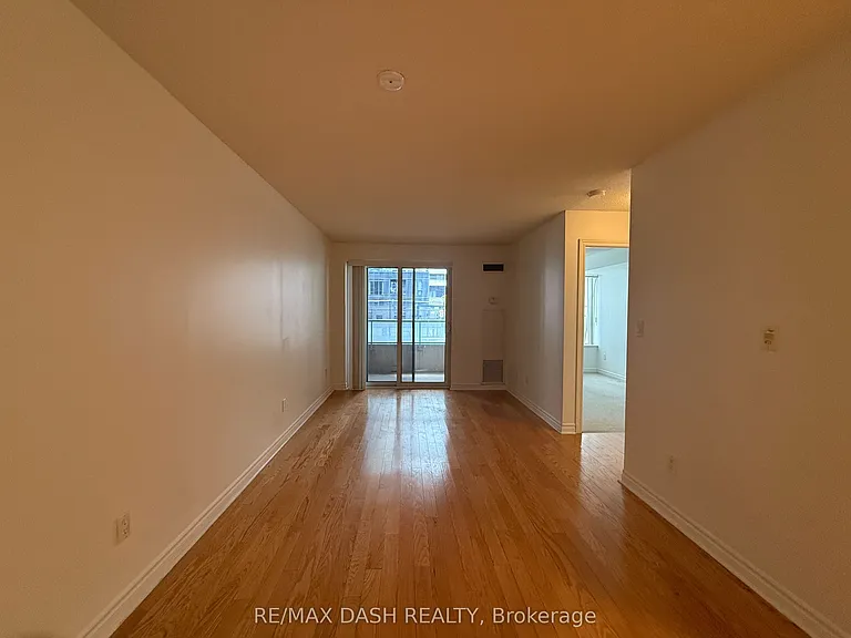 270 Wellington St W #802 — Photo 18