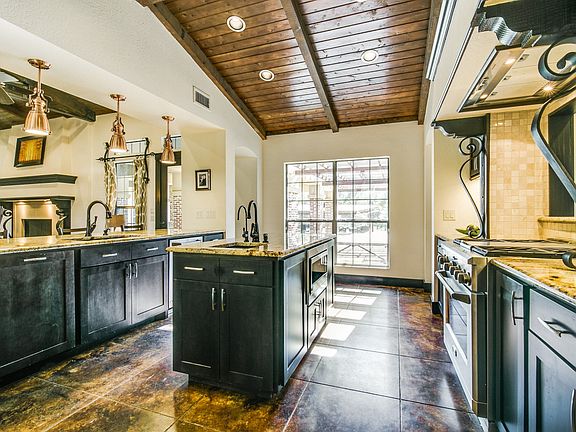 3rd image of 2703 Whispering Oaks