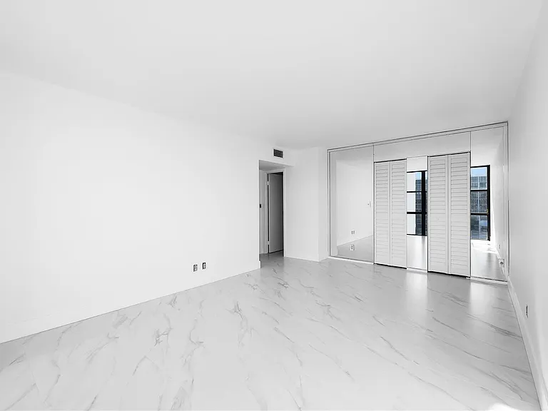 800 Parkview Dr #718 — Photo 13