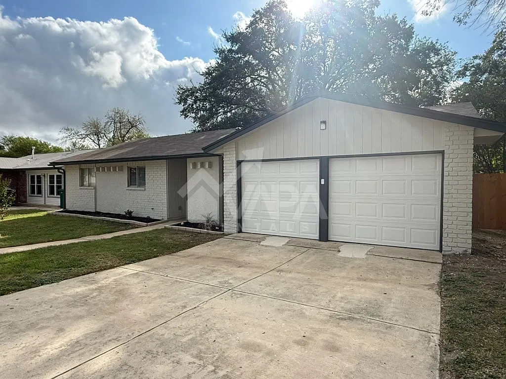 3 bed, 1279 sqft, $2,000 — Photo 2