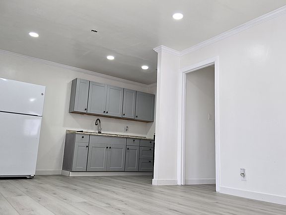 3rd image of 116 S Alexandria Ave #118