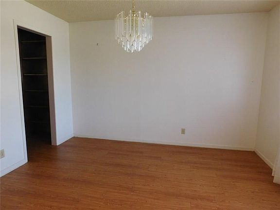 SEPARATE DINING AREA