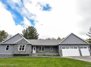 11100 Cedar River Estates Dr, Fowlerville, MI 48836