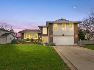 912 N Sumac Ln, Mount Prospect, IL 60056